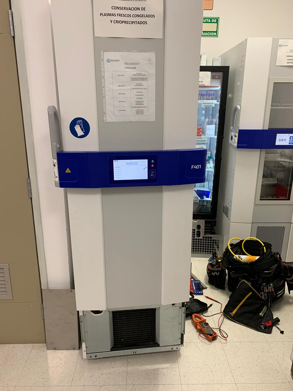 Equipo de conservación de plasma durante un servicio técnico